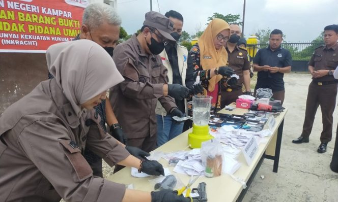 
					Didominasi Kasus Narkotika, Kejari Kampar Musnahkan Barang Bukti dari 143 Perkara