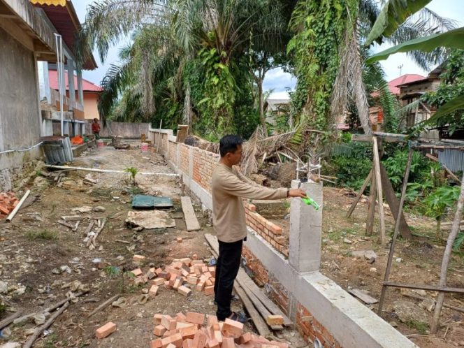 
					Anggota DPRD Kampar Ropii Siregar Bangun Pagar Masjid Al-Huda