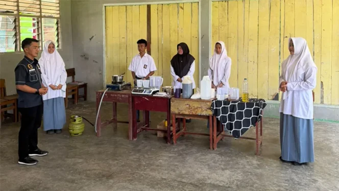
					Anggota DPRD Kampar Eko Sutrisno Dorong Inovasi Siswa MAN 5 Kuntu, Biodiesel dari Minyak Jelantah Disiapkan Dapat Hak Cipta