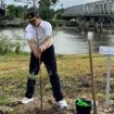 Kajari Kampar, Dwianto Prihartono melakukan penanaman pohon dalam rangka Peringatan Hari Lingkungan Hidup Sedunia 2026 (Foto: Istimewa)