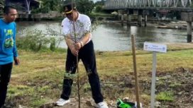 Kajari Kampar, Dwianto Prihartono melakukan penanaman pohon dalam rangka Peringatan Hari Lingkungan Hidup Sedunia 2026 (Foto: Istimewa)