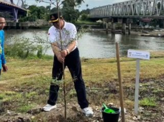 Kajari Kampar, Dwianto Prihartono melakukan penanaman pohon dalam rangka Peringatan Hari Lingkungan Hidup Sedunia 2026 (Foto: Istimewa)