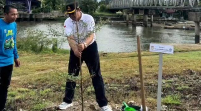 Kajari Kampar, Dwianto Prihartono melakukan penanaman pohon dalam rangka Peringatan Hari Lingkungan Hidup Sedunia 2026 (Foto: Istimewa)