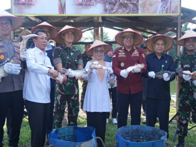 
					Kajari Kampar Hadiri Panen Raya Patin Yonif 132/Bima Sakti
