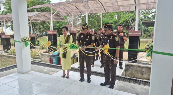 
					Kajati Riau I Dewa Gede Wirajana meresmikan Gedung di Kejari Kampar (Foto: Istimewa)