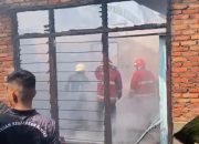 Api Melalap Rumah di Penyesawan, Damkar Kampar Lakukan Pemadaman