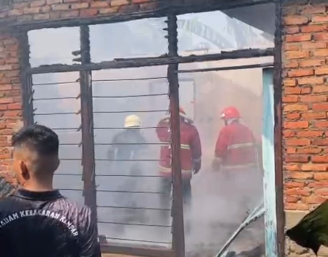 
					Api Melalap Rumah di Penyesawan, Damkar Kampar Lakukan Pemadaman