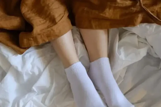 
					Tidur Pakai Kaus Kaki Ternyata Punya Banyak Manfaat, Benarkah Bikin Tidur Lebih Nyenyak?
