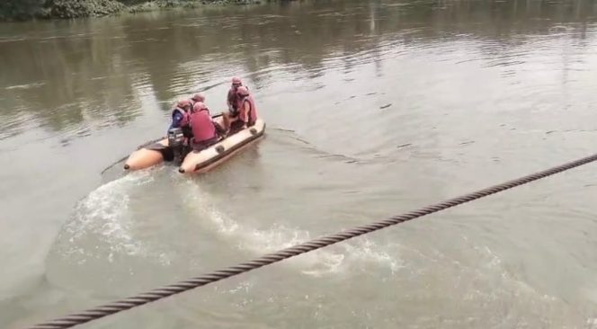 
					BPBD Kampar Kerahkan Tim TRC Cari Pria Diduga Terjun ke Sungai Kampar dari Jembatan Rantau Berangin
