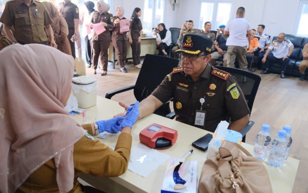 Kajari Kampar, Dwianto Prihartono cek kesehatan sebelum melakukan donor darah (Foto: Istimewa)