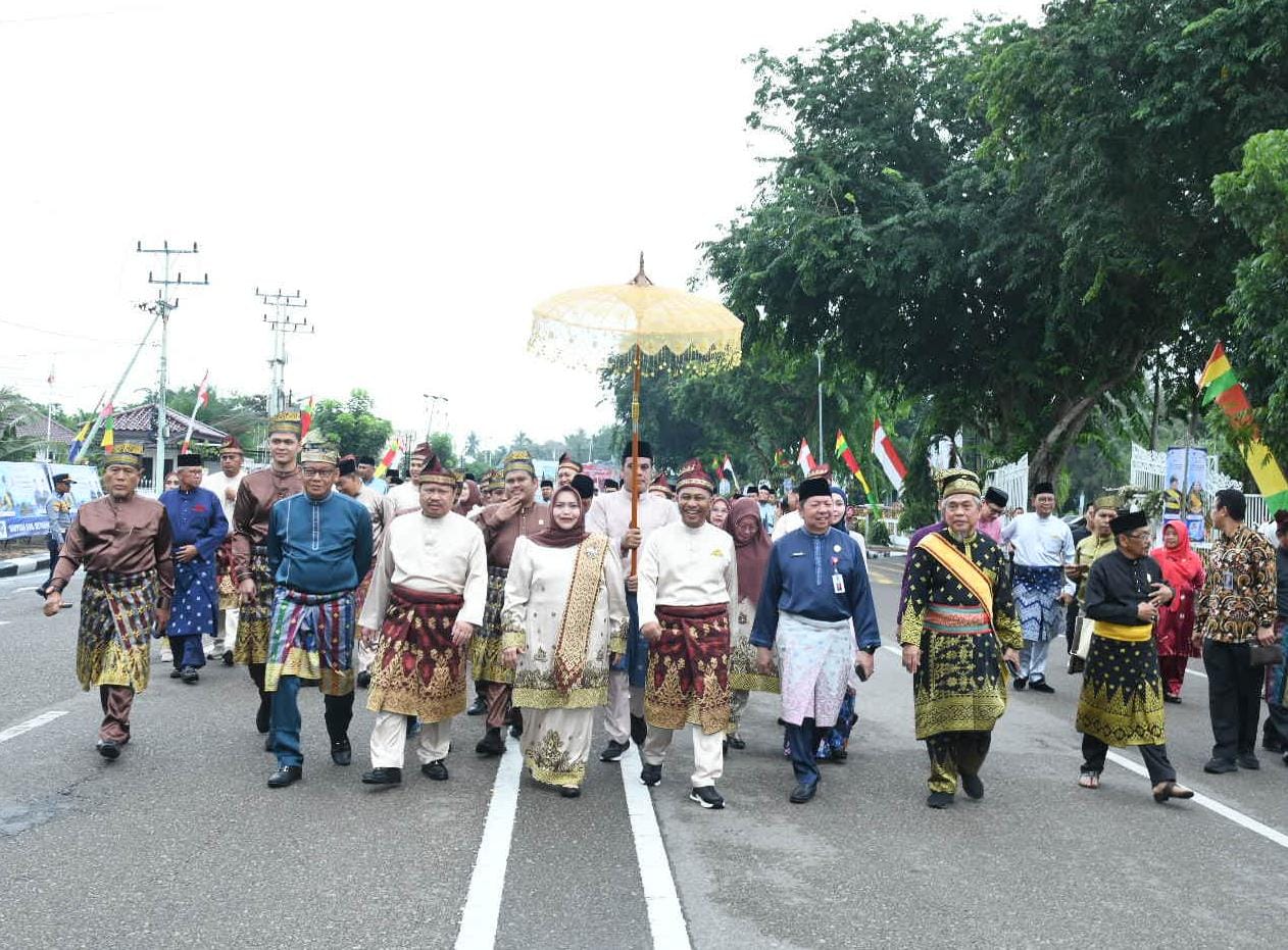 Dari Wisma Sri Mahkota Menuju DPRD, Arak-Arakan Adat Hidupkan Semangat Hari Jadi ke-514 Bengkalis