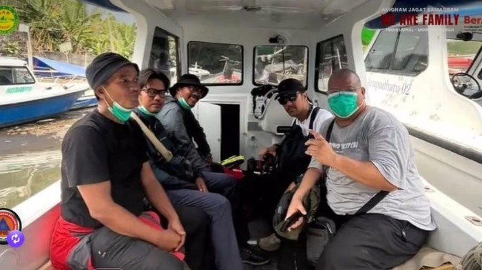  lima jurnalis bersama tiga awak kapal saat menjalani peliputan aktivitas vulkanik Gunung Anak Krakatau