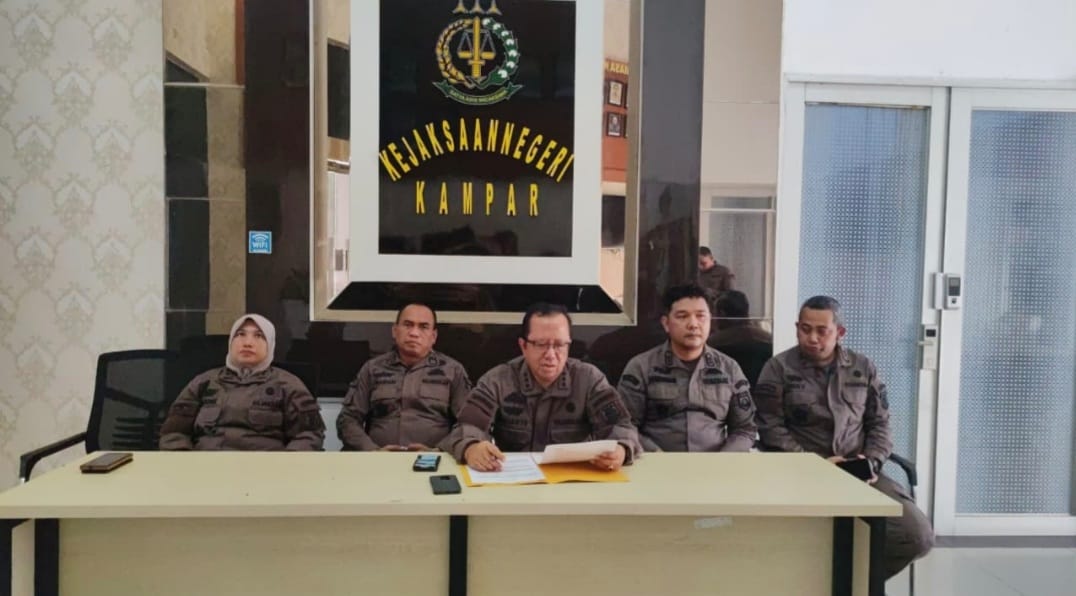 Kajari Kampar, Dwianto Prihartono didampingi jajaran menyampaikan kinerja Tahun 2026 (Foto: Istimewa)