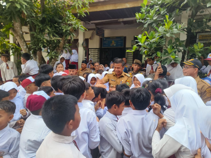 Momen Bupati Kampar Ahmad Yuzar Dikerumuni Siswa di Sekolah yang Baru Terbakar